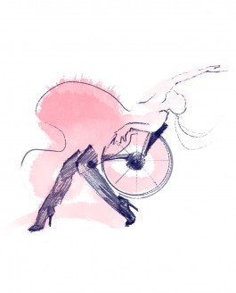 Eine tanzende Frau im Rollstuhl mit schicken Hosen und einem langen Pferdeschwanz.